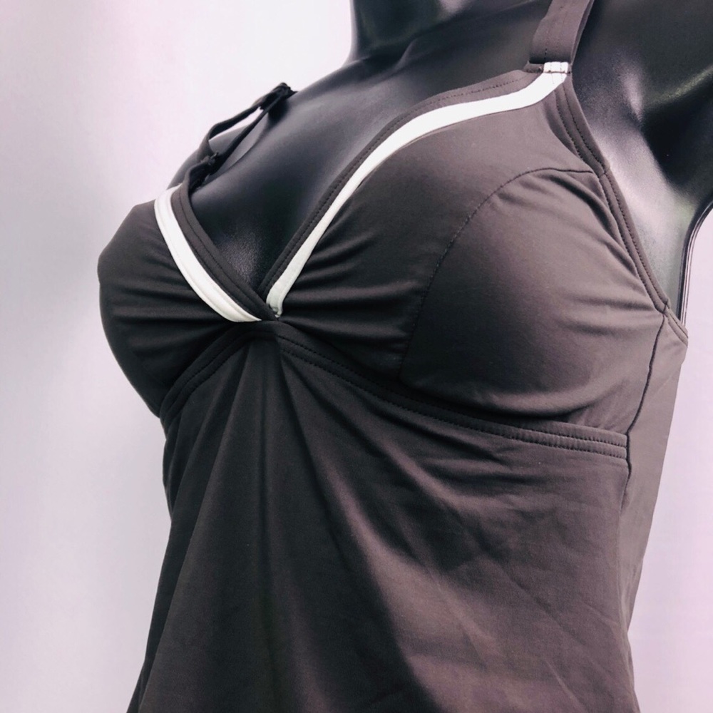 Lolë athletic top with pads